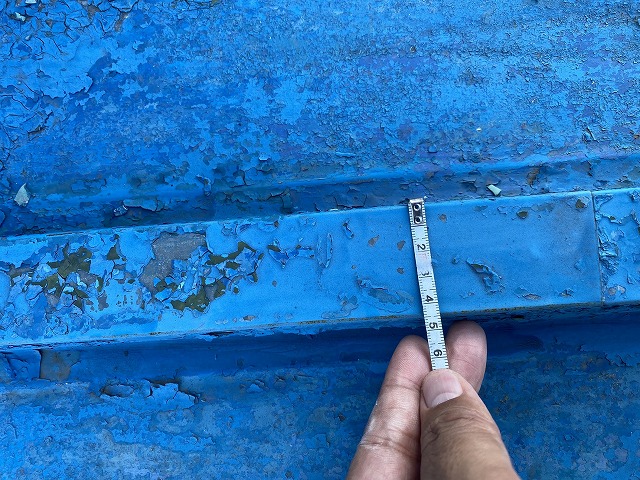 塗膜剥離した瓦棒の幅を計測