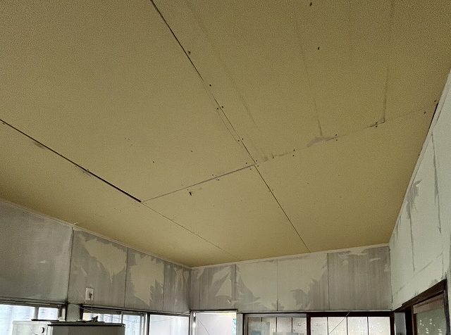 天井ボードを張り終えた笠間市の台所