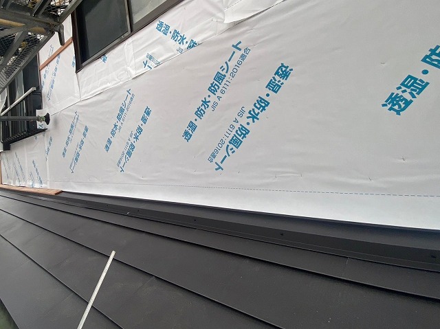 下屋根をカバーし、外壁に透湿シートを貼る