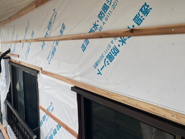 外壁を重ね張りするため、透湿シートと胴縁を施工