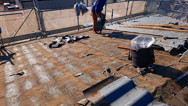 解体が半分完了した屋根