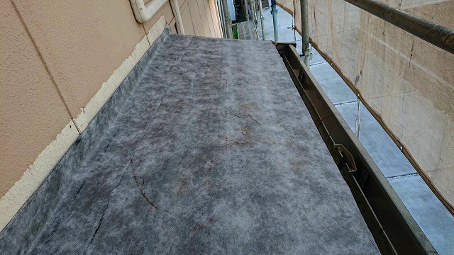 下屋の粘着ルーフィングも施工完了です