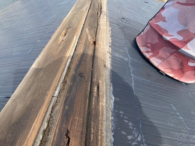 雨水を吸い、腐食していた棟木