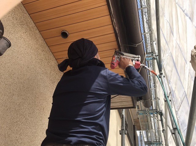 加工しながら軒天を留めていく職人