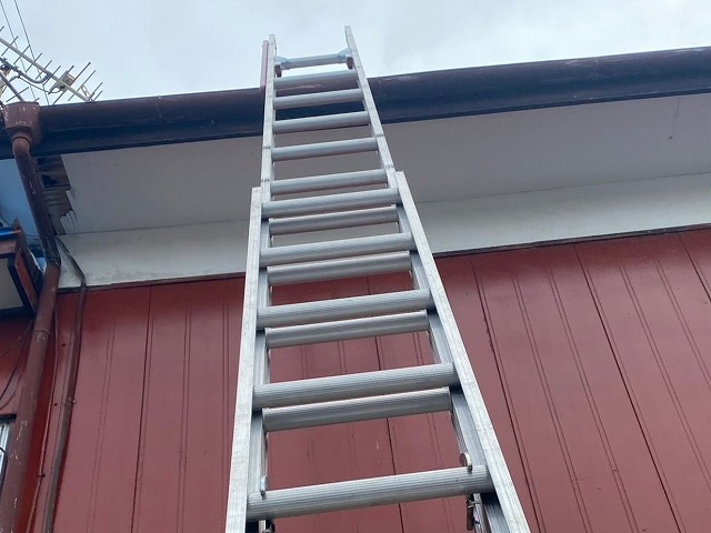二連梯子を伸ばし、軒先に架ける