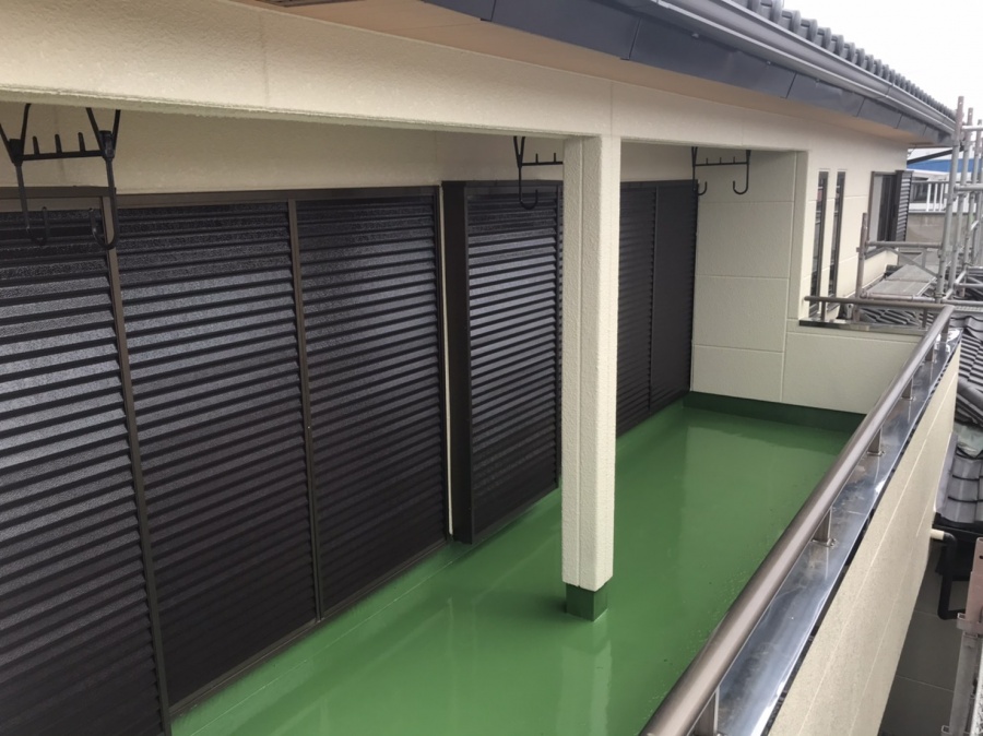 外壁や戸袋も綺麗に塗装されベランダ防水も完了