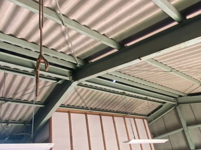 大波スレート屋根はカバー工事が最善