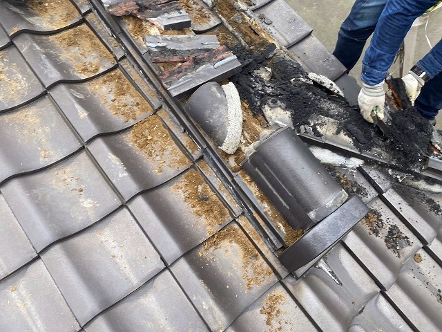 既存の瓦屋根を解体中