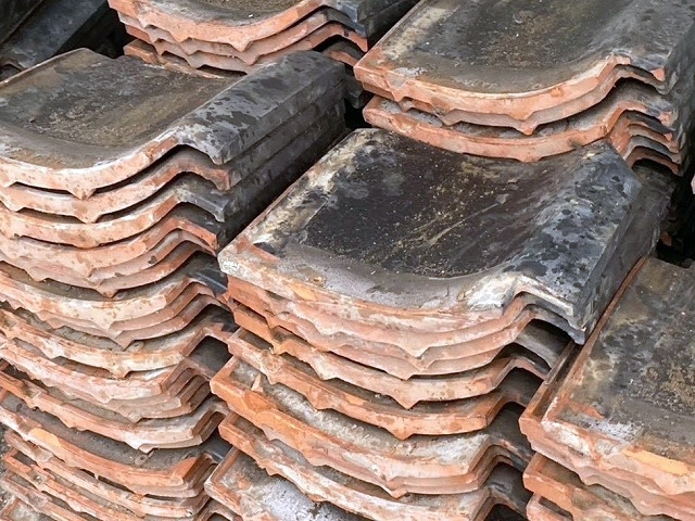 解体された瓦屋根