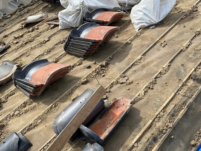 外した瓦はフレコンバッグに収納