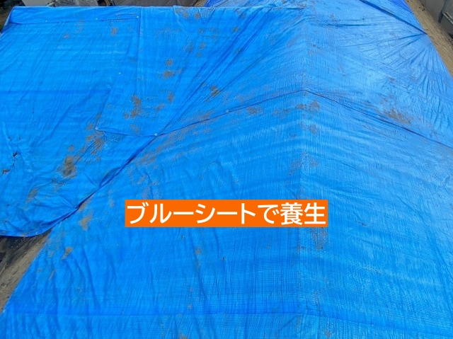 降雨にてブルーシートで養生