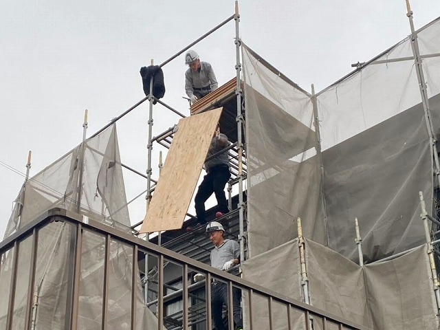 野地板を人力で荷揚げ