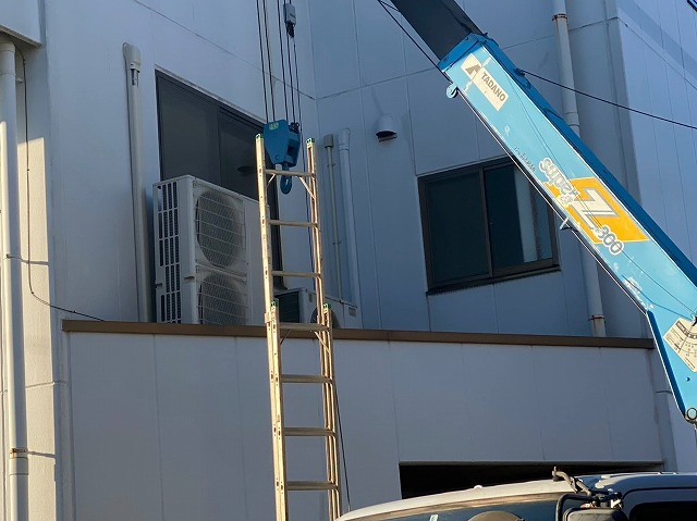 ユニック車でフラットルーフから室外機を降ろす準備