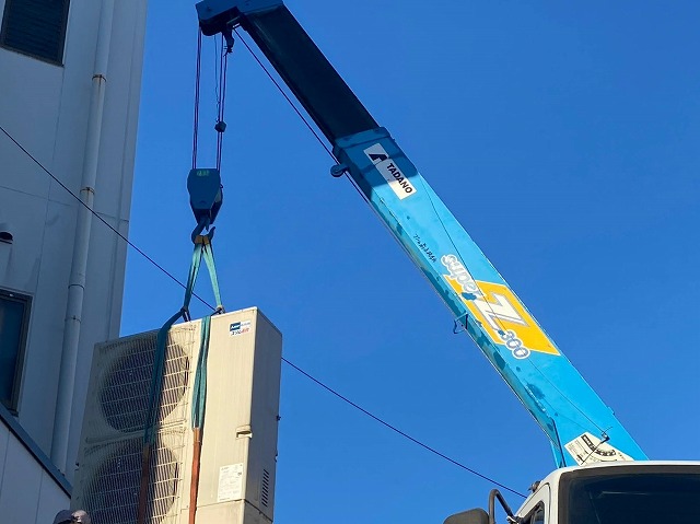 大型室外機をユニック車で吊り上げる