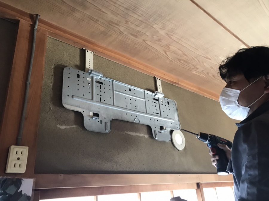 石岡市でエアコン室内機カバーを外す画像