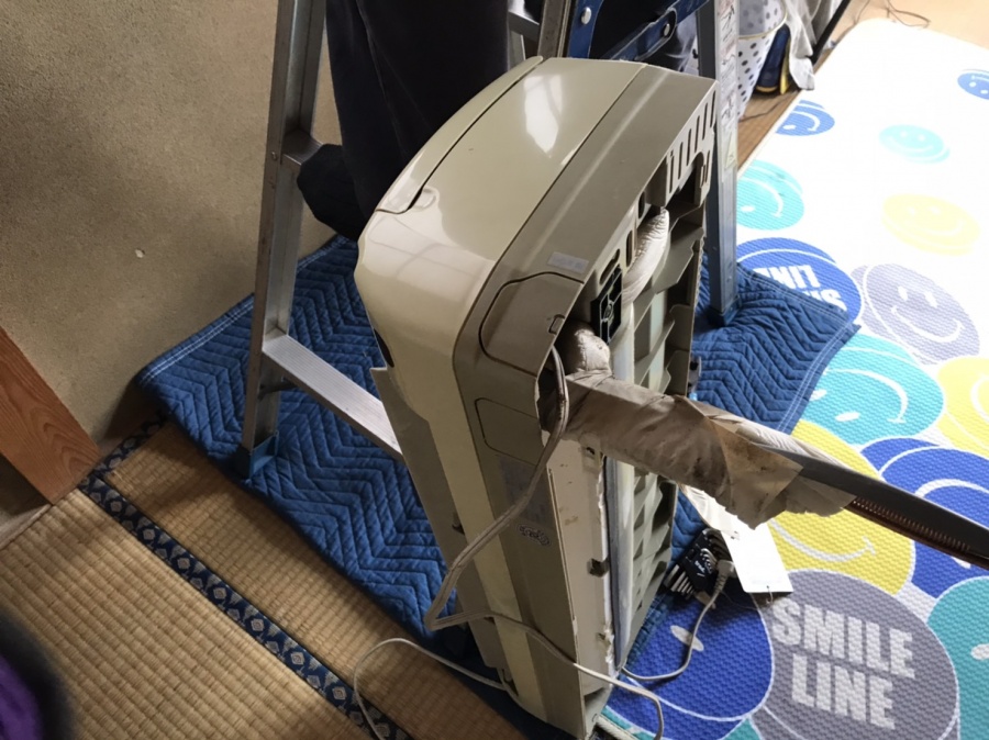 石岡市エアコン室内機を撤去している画像