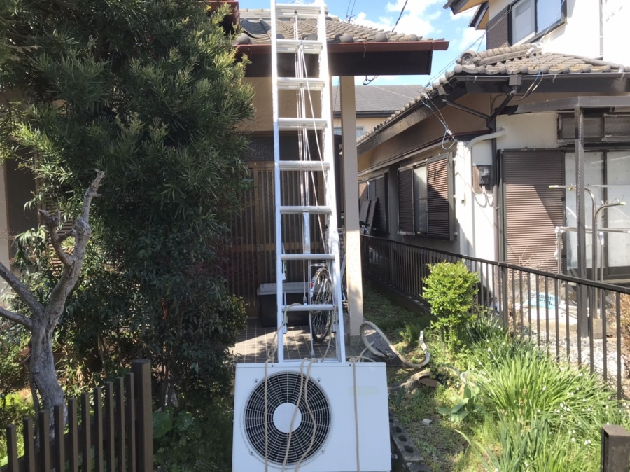 ハシゴ自他に下ろされたエアコン室外機