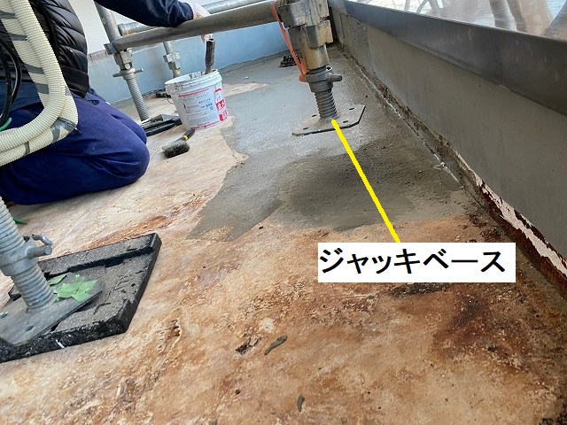 カチオンポリマーセメントを施工していく職人