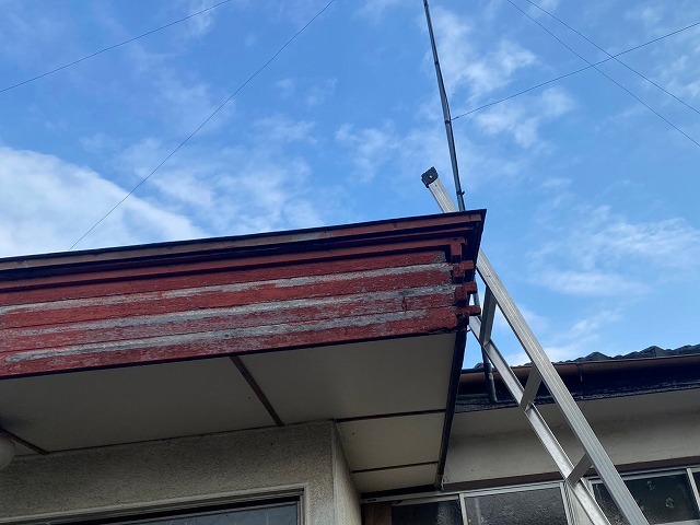 玄関屋根のケラバ側に梯子を架ける