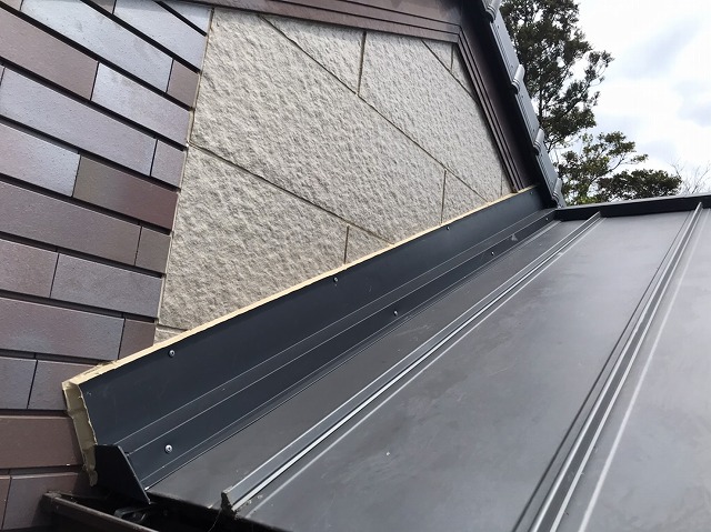 板金で雨漏り修理を行った屋根と外壁の雨仕舞板金