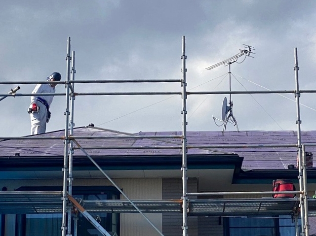 屋根カバー工事前の太陽光モジュール撤去