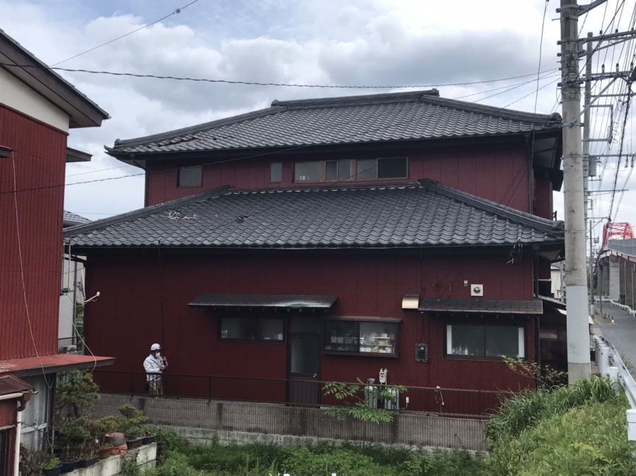 台風被害を受けて桟瓦が飛散した和瓦屋根