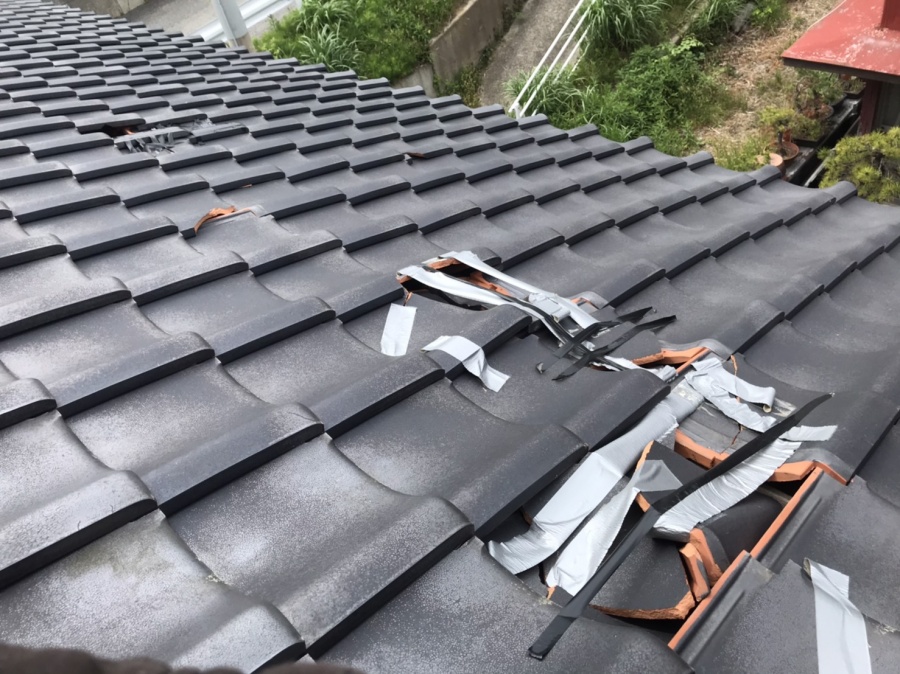 台風被害を受けて桟瓦が飛散・破損した箇所