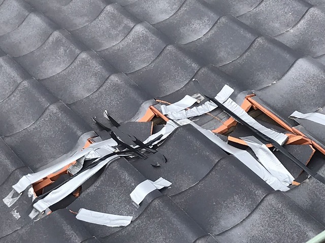 瓦が脱落したいように、お客様が施した防水テープ