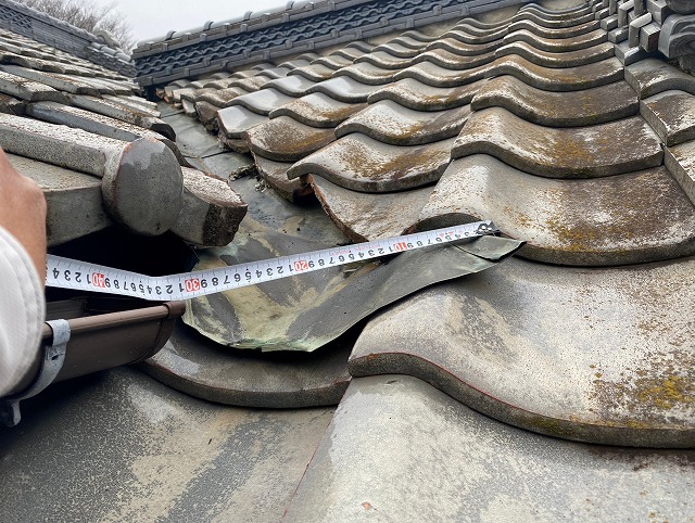 瓦屋根の谷板金をスケールで計測