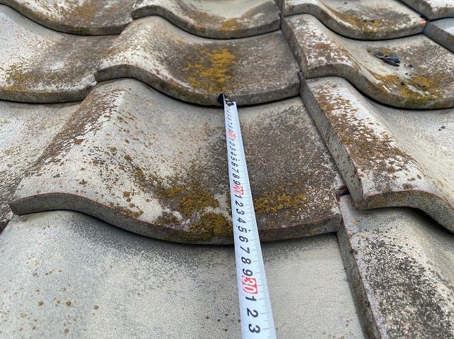 瓦にスケールをあてて計測