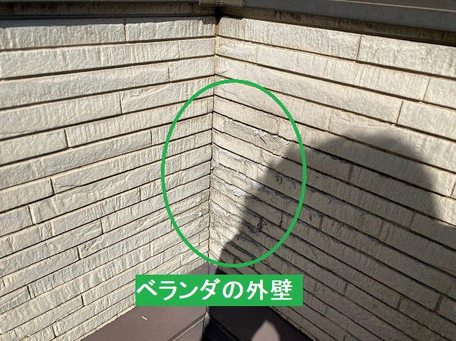 ベランダの外壁入隅部の破損