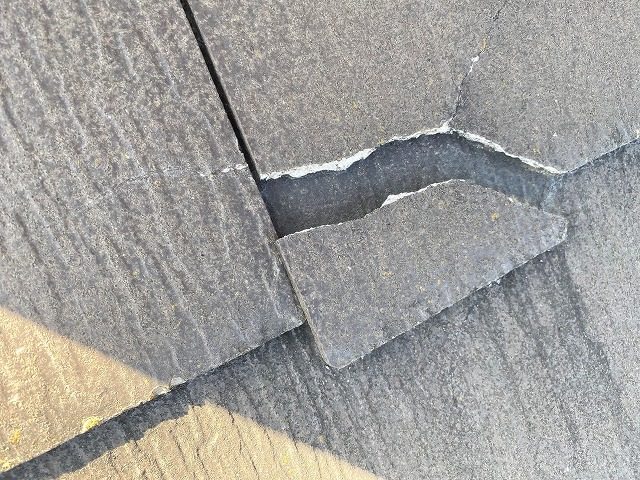 破損したコロニアル屋根