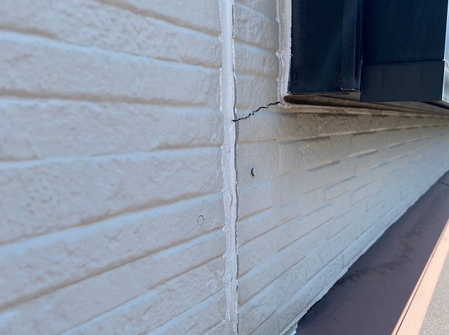 サッシ開口部下の外壁サイディングのヒビ