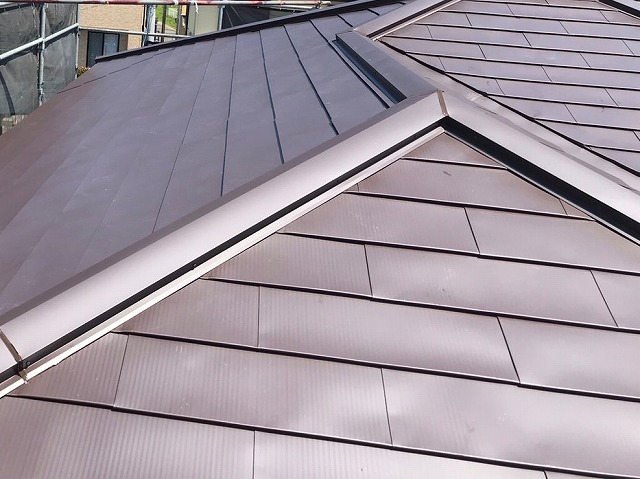 ひたちなか市の現場で完成したガルバリウム屋根カバー工法