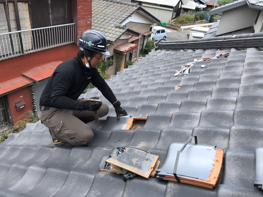 台風被害を受けて桟瓦を差し替えて補修している