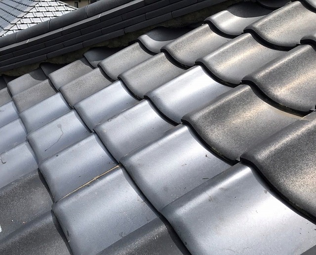 部分的に新しい瓦に差し替え