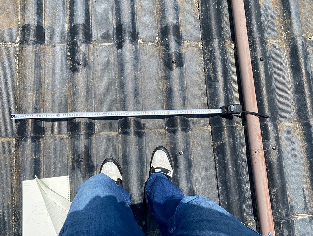 波状スレートのニューウェーブ瓦の働き幅を計測