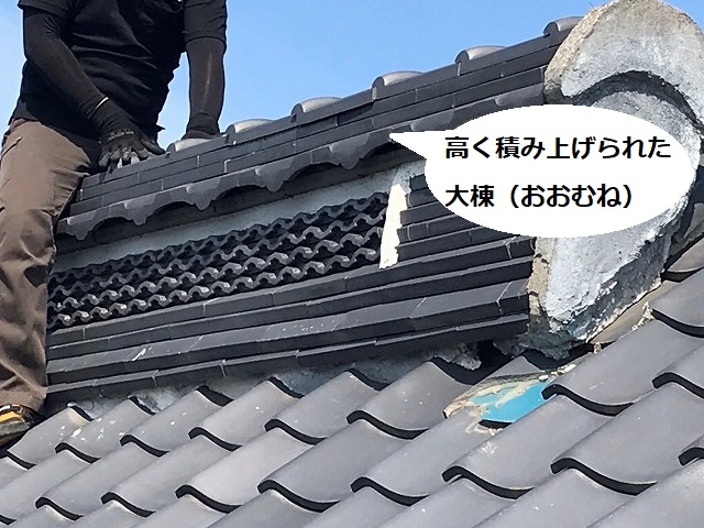 高く積み上げられた15段棟瓦に股がる職人