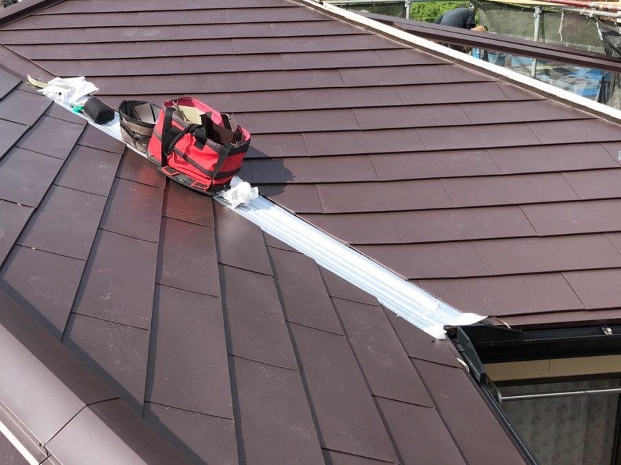 ひたちなか市でのカバー工法現場での谷板金施工