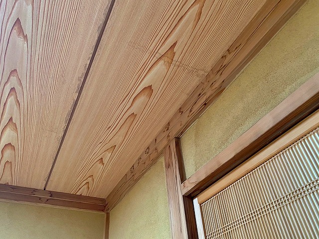 天井や天井付近の壁にも広がった雨染み