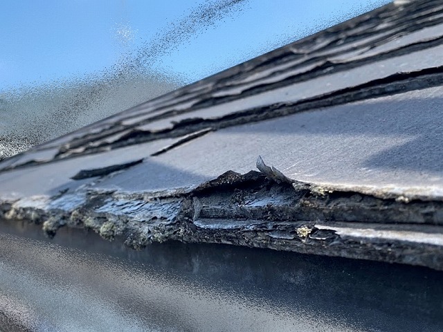 雨水が溜まりやすい軒先は層間剥離が顕著