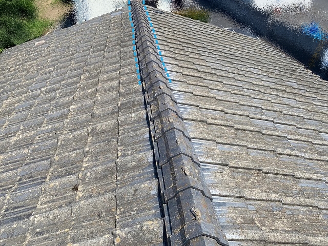 波打ったように歪んだ棟瓦