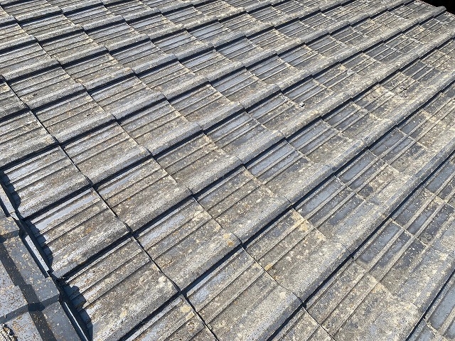 塗膜の劣化で表面にざらつきが起こったセメント瓦