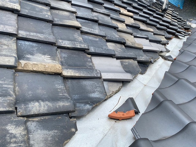 瓦ズレが発生している入母屋玄関屋根