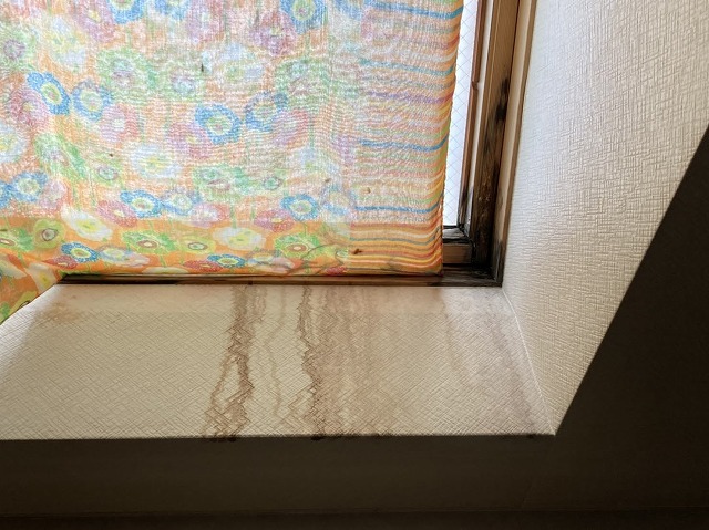 天窓から雨漏りし、クロスに雨染みが広がっている