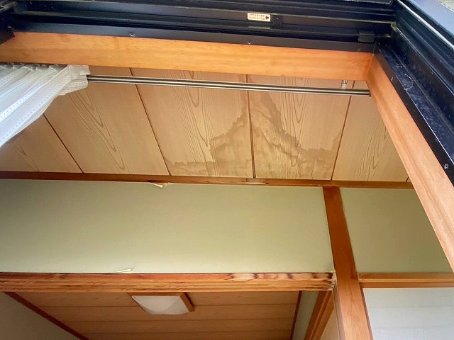 天井に濃く広がった雨染み