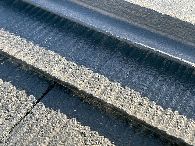 指先が入るほど浮いた棟板金