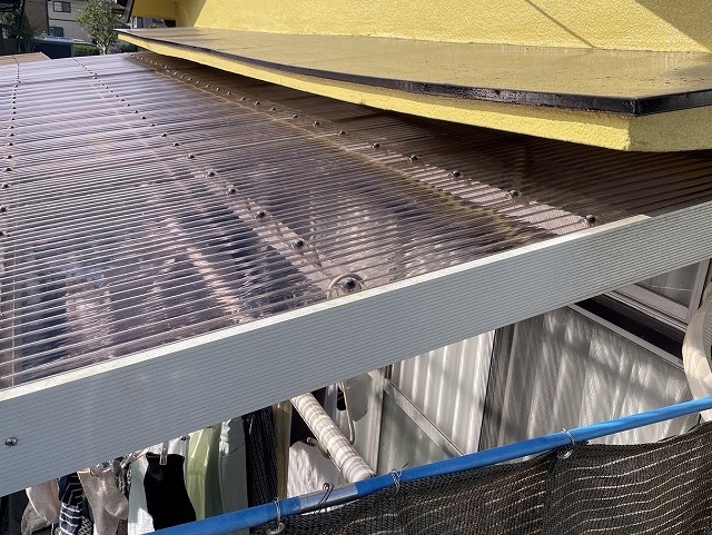ブロンズ色のポリカーボネート製波板で張り替えた茨城町のテラス屋根