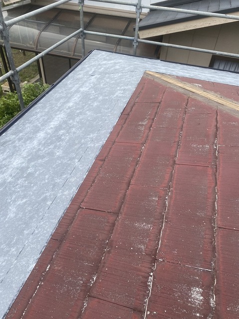 軒先から施工する粘着式bの雨水シート