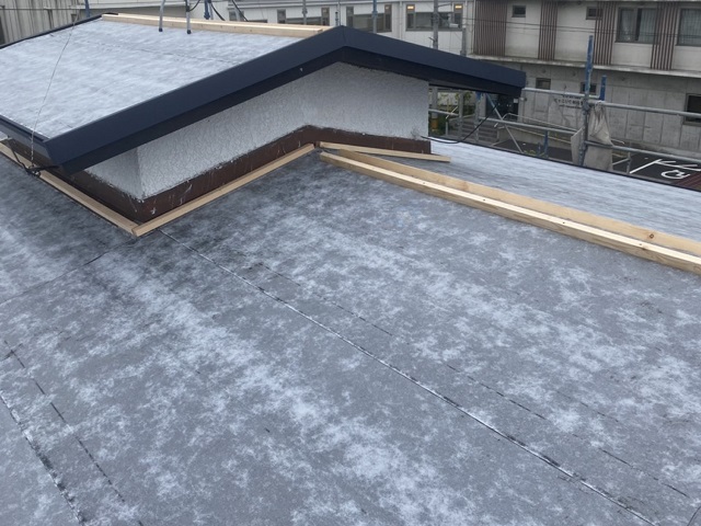 屋根と腰屋根への下地処理が完了